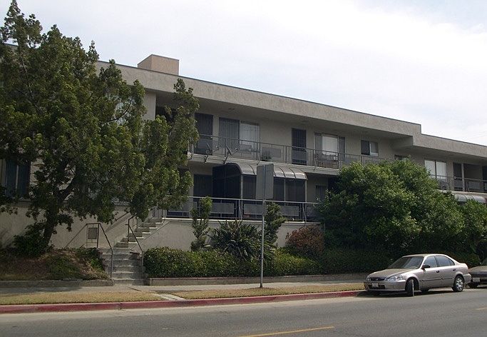 Building 954 S Barrington Ave