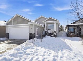 32 E Rozier Close, Sylvan Lake, AB T4S0B8