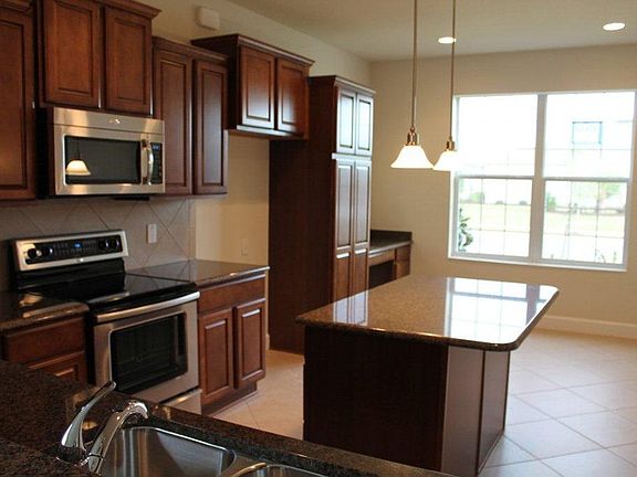 9712 SW 75th Loop - Kitchen with Granite Countertops