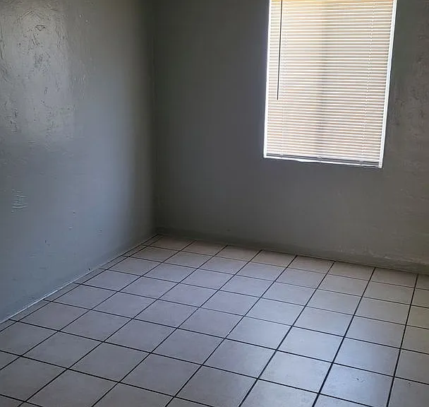 4332 N Longview Ave — Photo 3