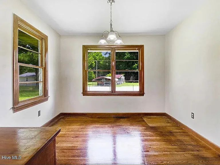 325 Bell St — Photo 8