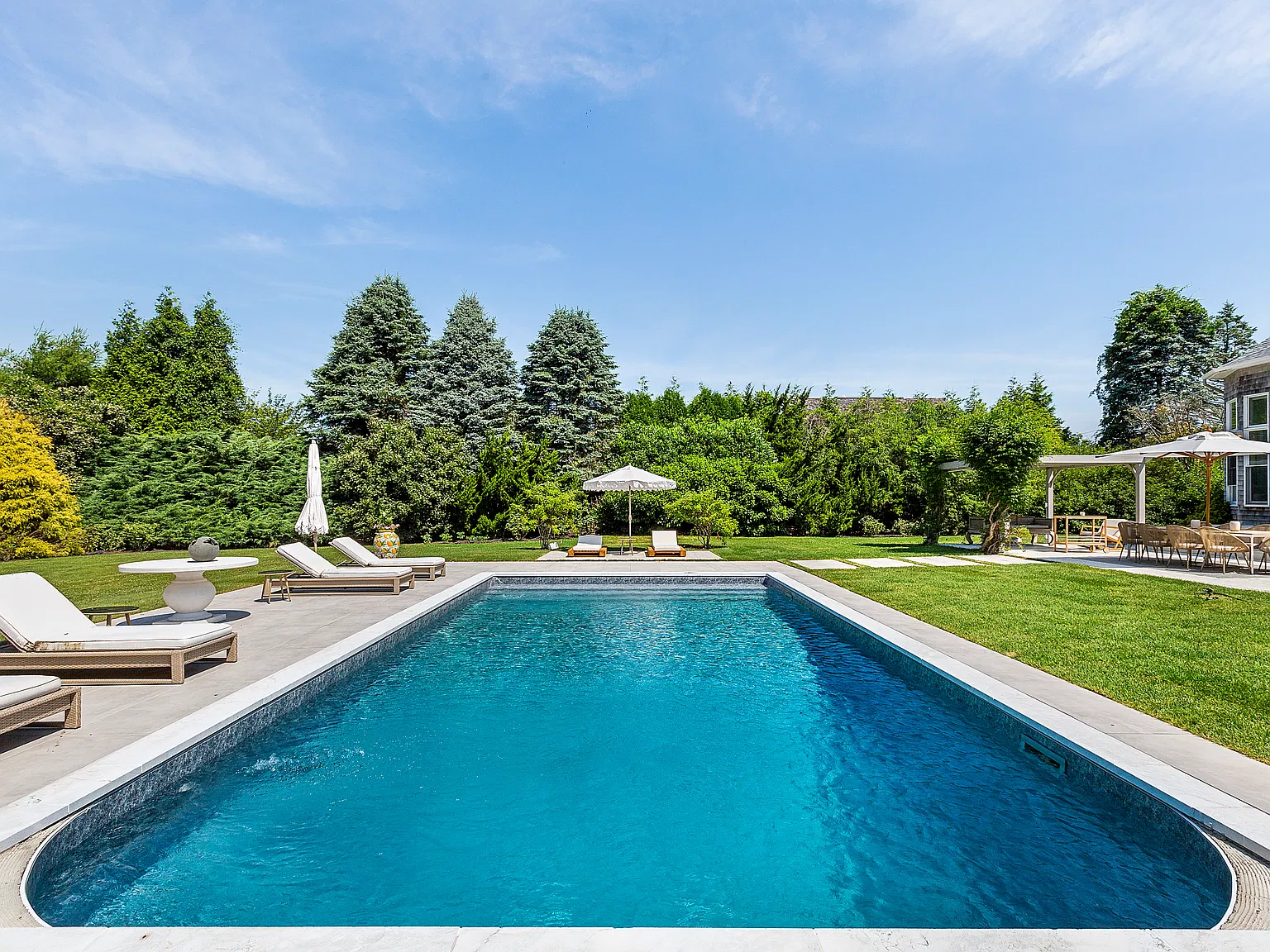 Beautifully appointed Bridgehampton Estate in a Prime Location — Photo 3