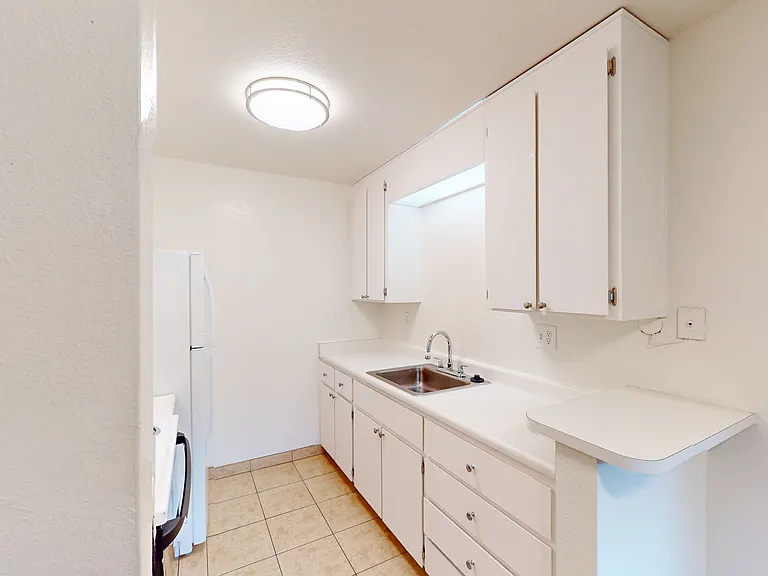 346 Robinson St #16 — Photo 4