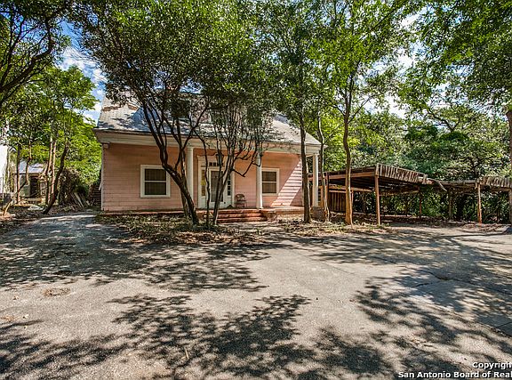 4th image of 107 E Agarita Ave