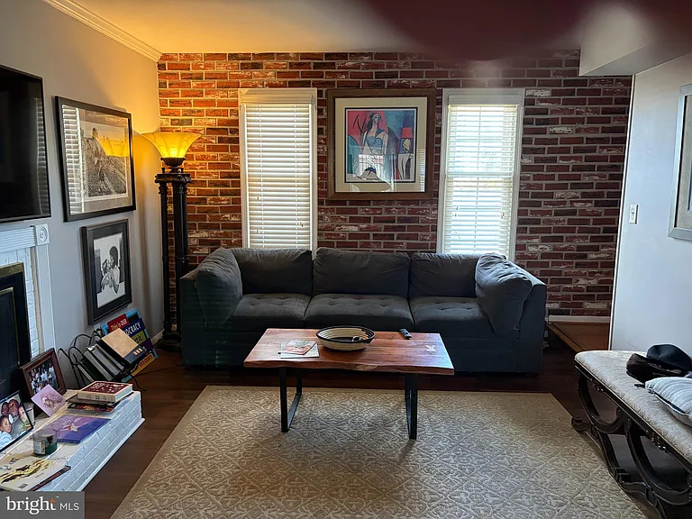2303 Steuben Ave — Photo 6