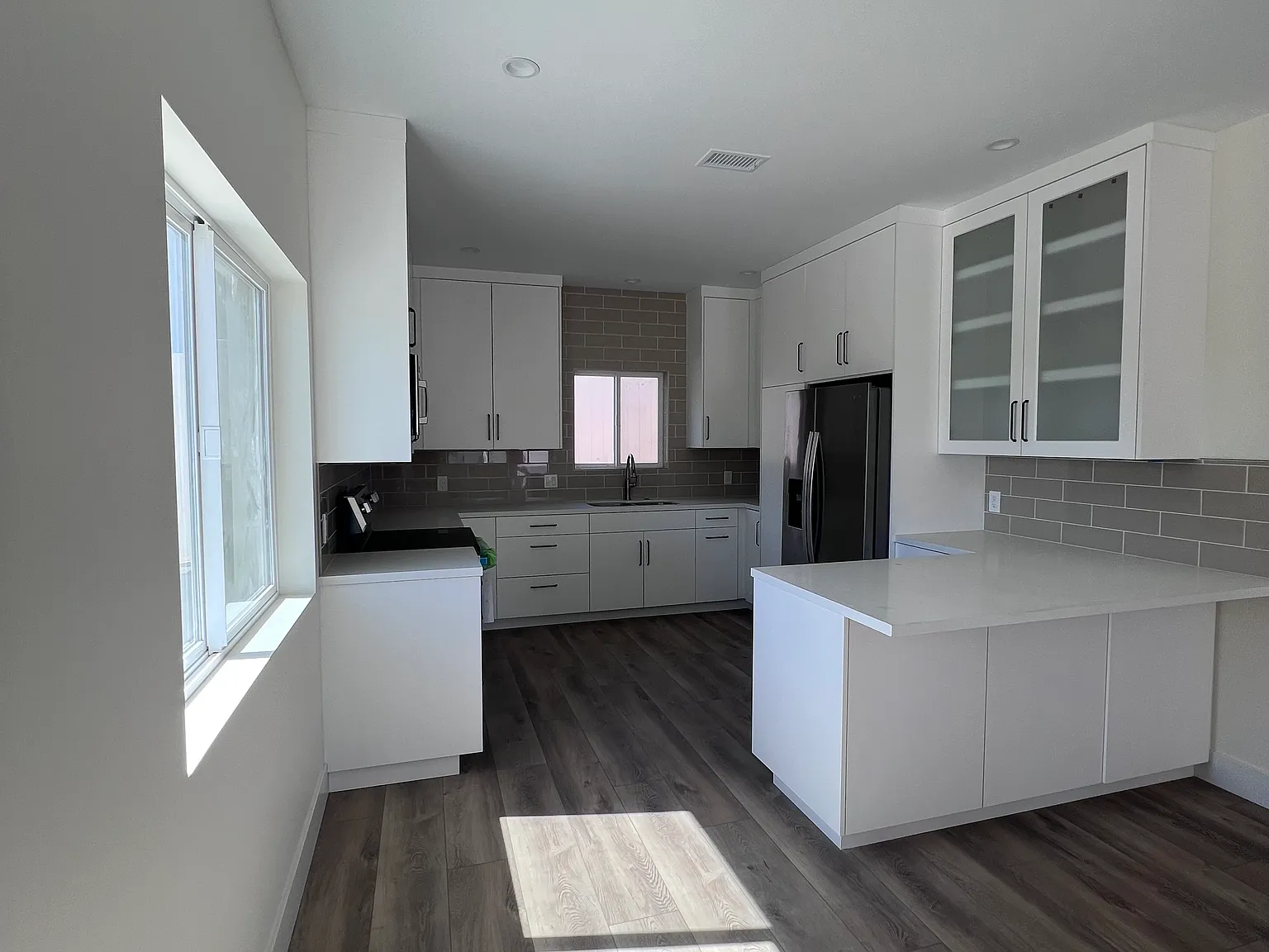 2 bed, 980 sqft, $3,000 — Photo 2