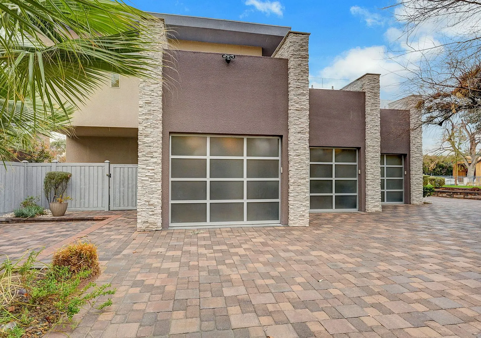 *Edgewood 2111 — Photo 2
