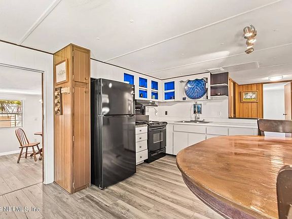 5th image of 452 Cove Dr