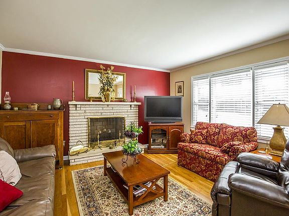 5th image of 104 Dennis St