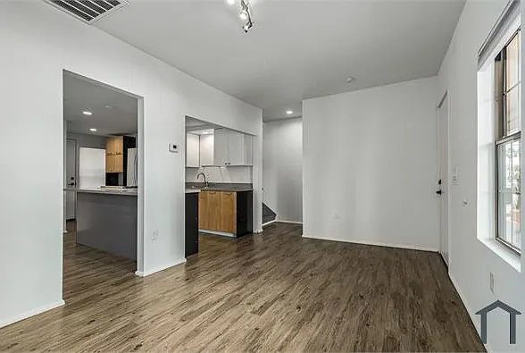 1030 E Polk St — Photo 9