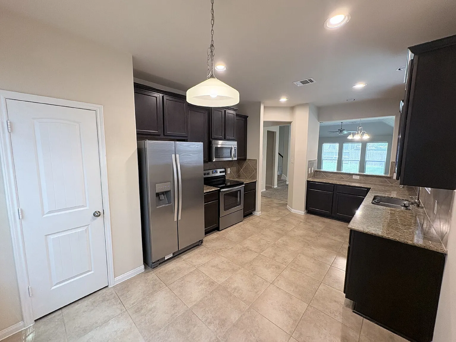 4 bed, 2.5 bath, 2004 sqft, $2,100 — Photo 2