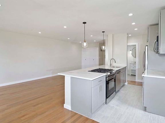 3rd image of 665 Thwaites Pl APT 6O