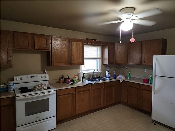 3rd image of 119 W Kansas St