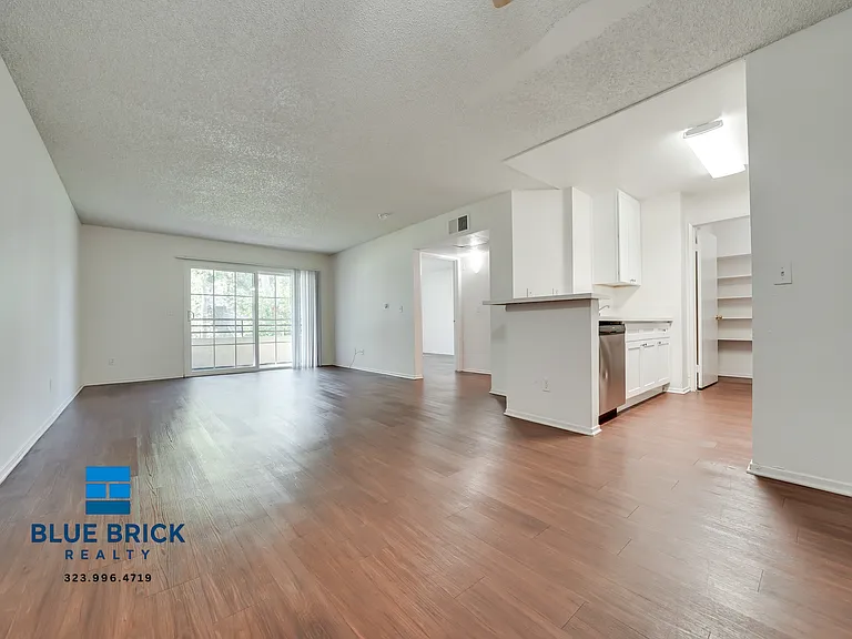 2850 Riverside Dr #3-207 — Photo 1