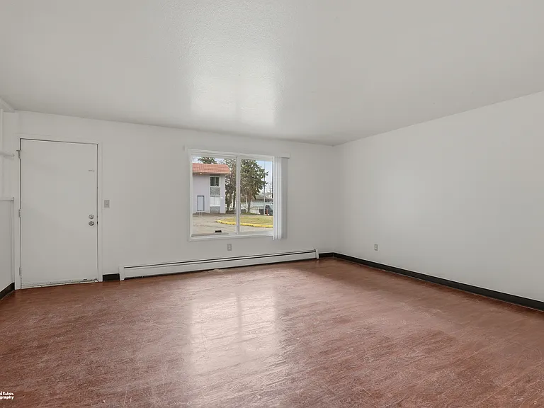 415 N Bragaw — Photo 8