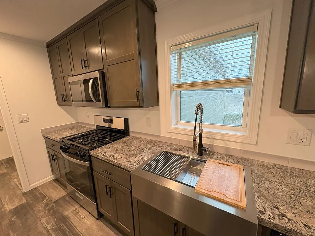 3 bed, 2.0 bath, 1460 sqft, $2,300 — Photo 4
