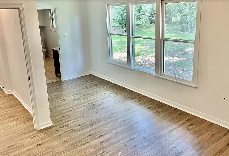 454 Winters St — Photo 2