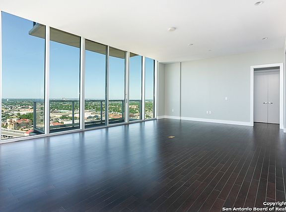 4th image of 600 E Market St