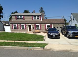 17 Sherwood Rd, Levittown, NY 11756