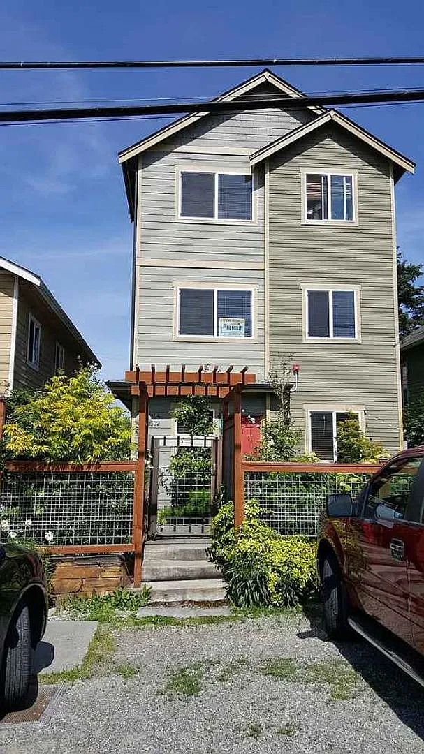 3304 Claremont Ave S — Photo 1