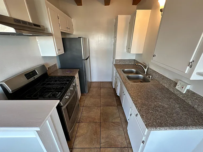 700 Robinson St #6 — Photo 6