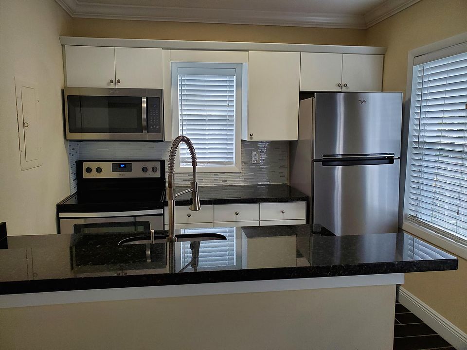 Kitchen with bar area for bar stools. All granite countertops includes dishwasher.