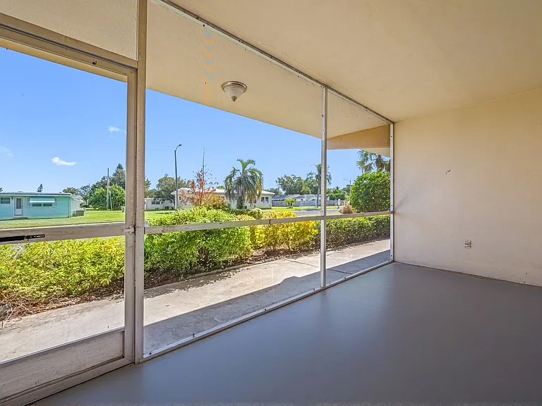 Lake Tarpon Apartments — Photo 37