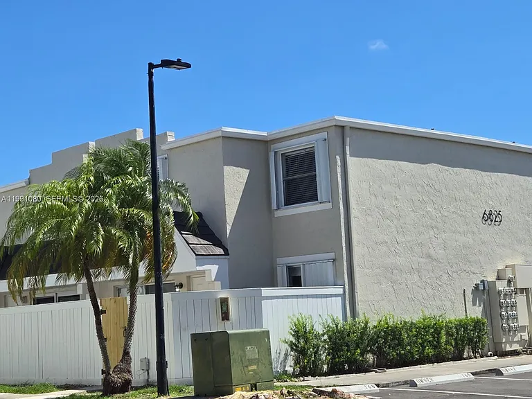 6825 SW 45th Ln #12 — Photo 17