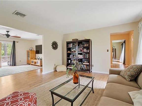 5th image of 1 Oak Hill Dr