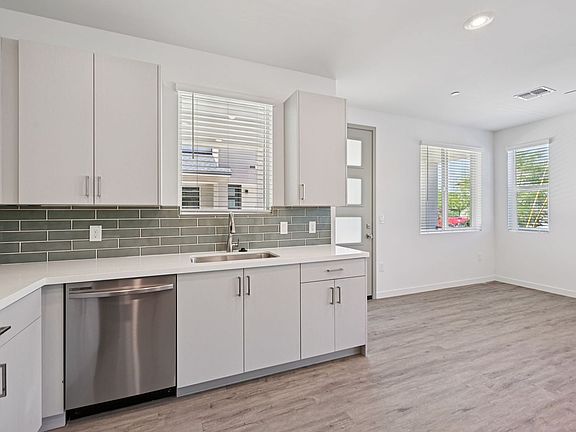 4th image of 2125 E Voltaire Ave