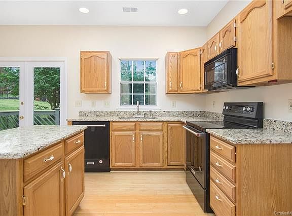 2nd image of 530 Halliwell St