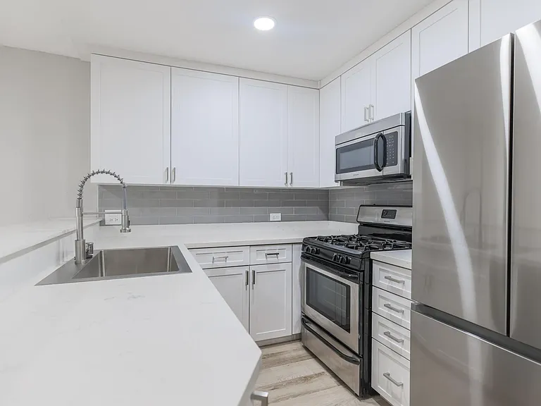 7918 Reseda Blvd — Photo 13