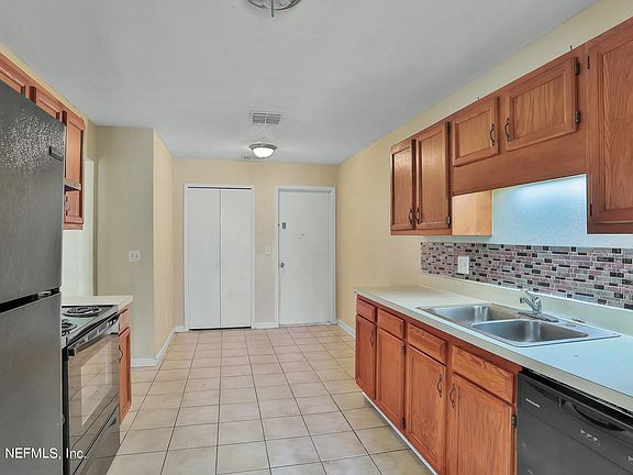 3rd image of 1139 W Romaine Cir