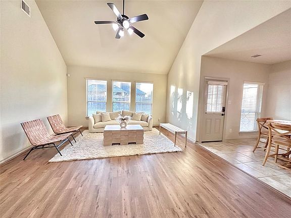 3rd image of 3318 Selene Dr