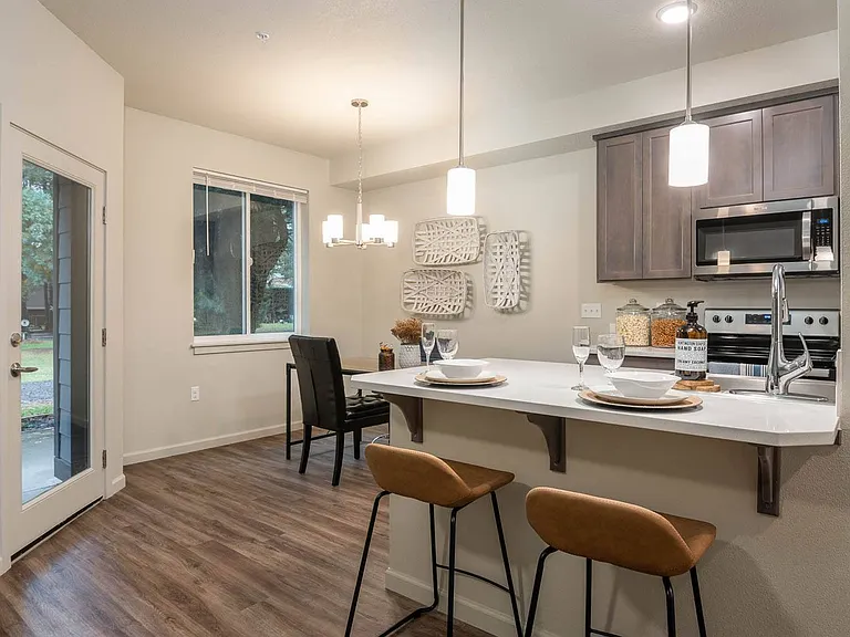 Quatama Woods | Kitchen and Dining Room