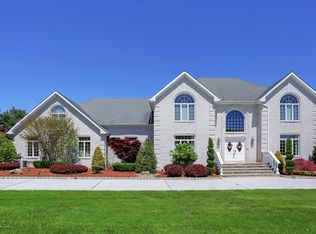9 Tricorne Ct, Holmdel, NJ 07733