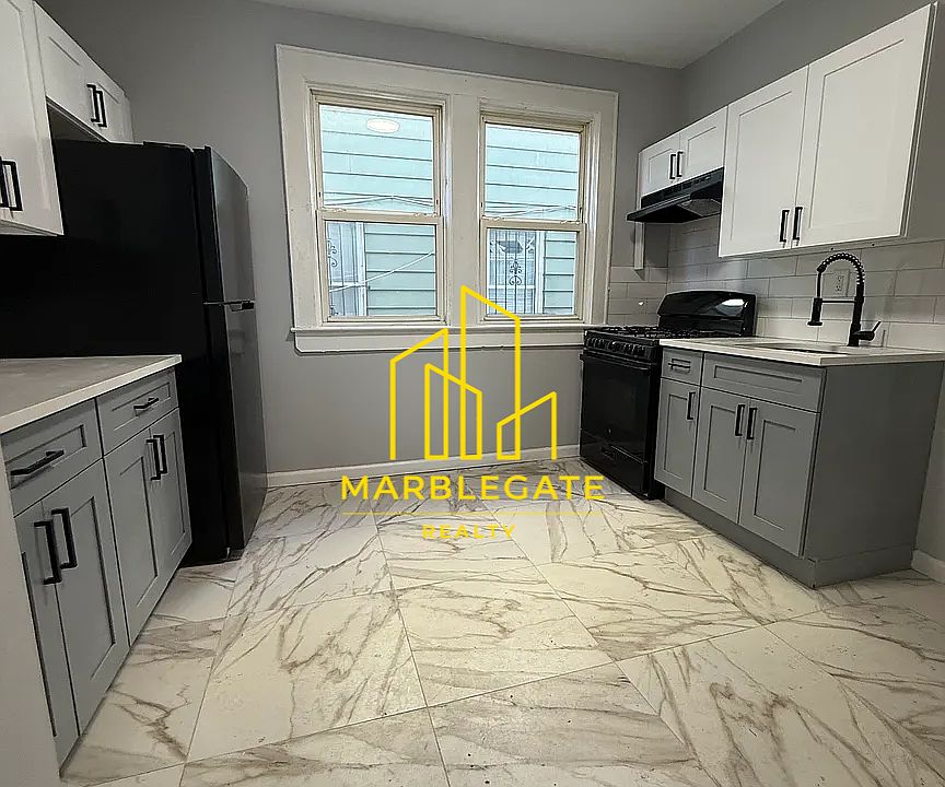 1st image of 100 Smith St #11