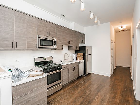 4th image of 1418 W Blackhawk St APT 2F