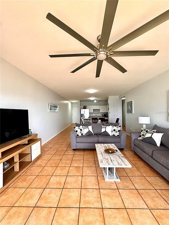 3 bed, 2.0 bath, 1798 sqft, $3,000 — Photo 2