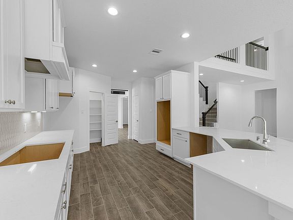 5th image of 2104 Golden Spruce Ln