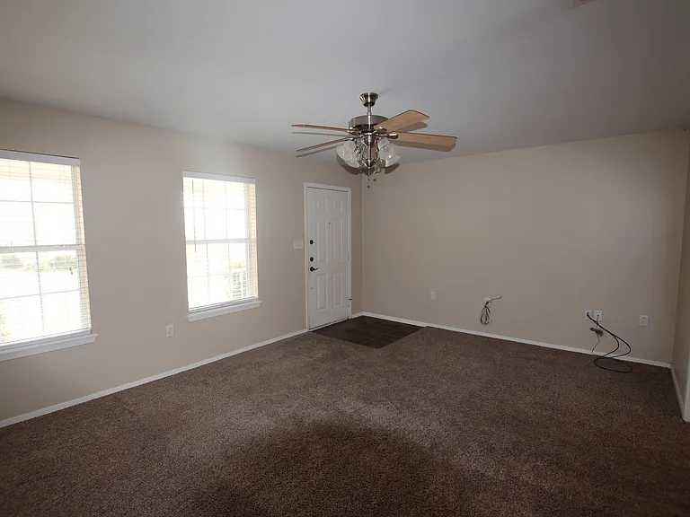 211 Willowbrook Ln — Photo 4