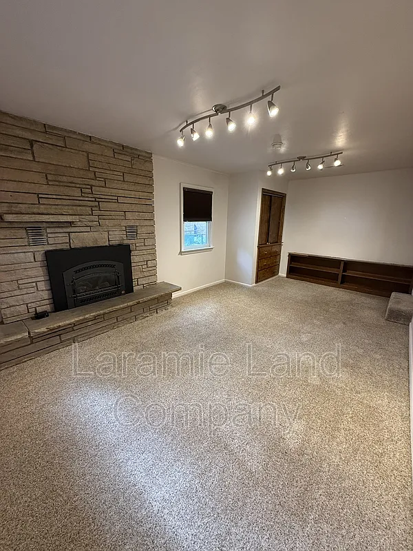 3 bed, 1.0 bath, $1,600 — Photo 4