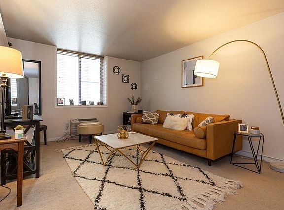 5th image of 1339 N Dearborn Pkwy #4G