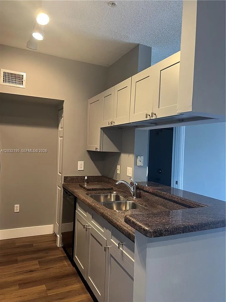 Palms Point Condo — Photo 4