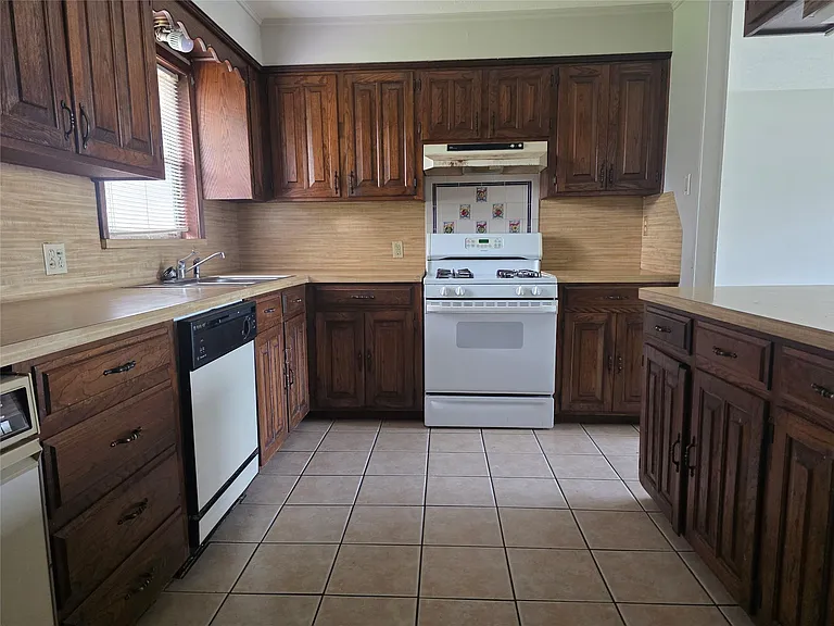 705 N Circle Dr — Photo 5