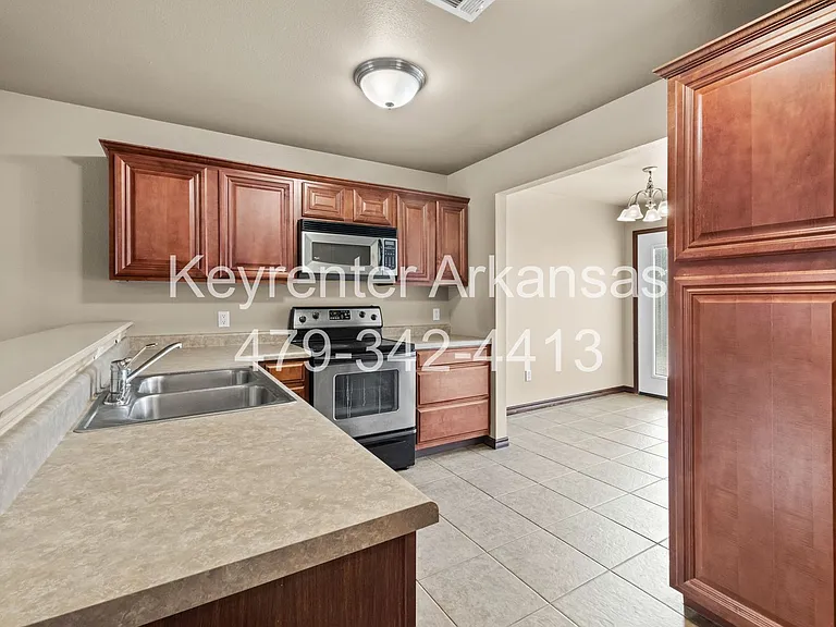 1270 N Trinity Dr — Photo 10