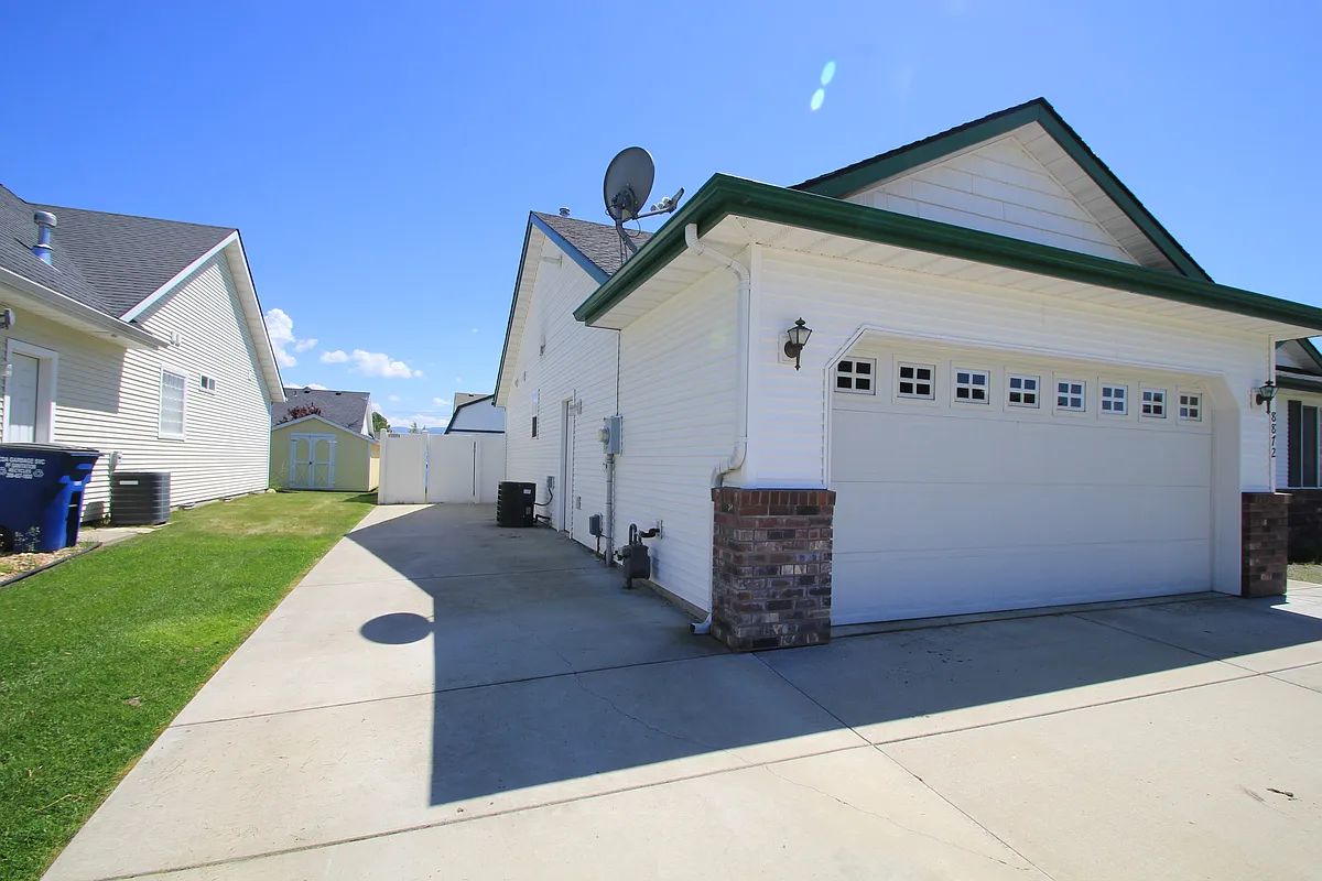 Building Photo - 8872 N Fitzue Dr