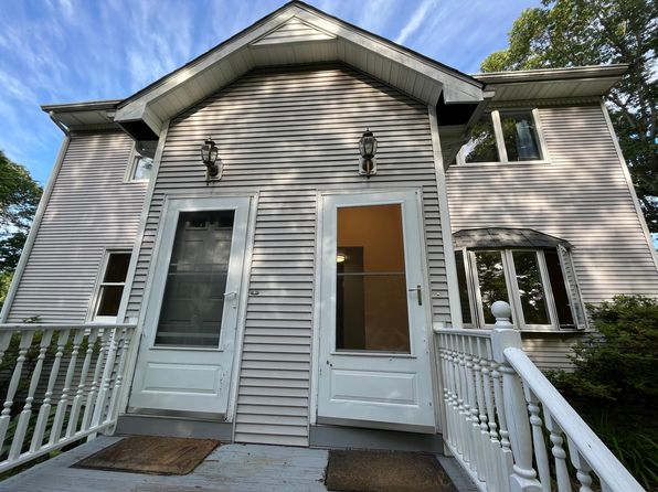 4 Bronson Rd