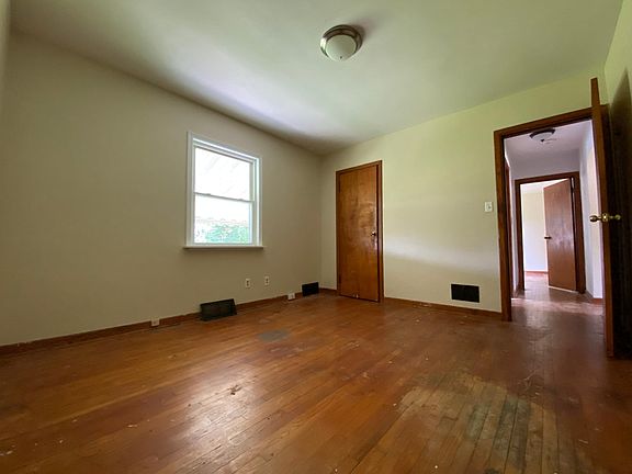 2nd image of 554 E Dorothy Ln