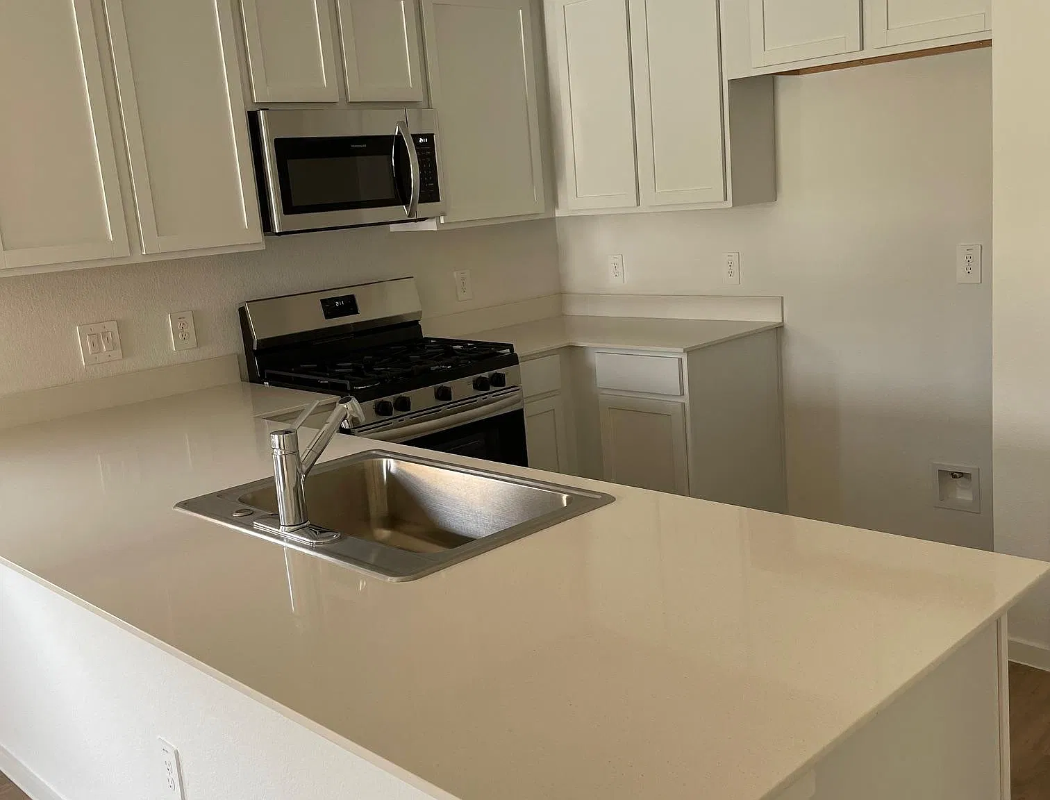 3 bed, 1350 sqft, $1,855 — Photo 2